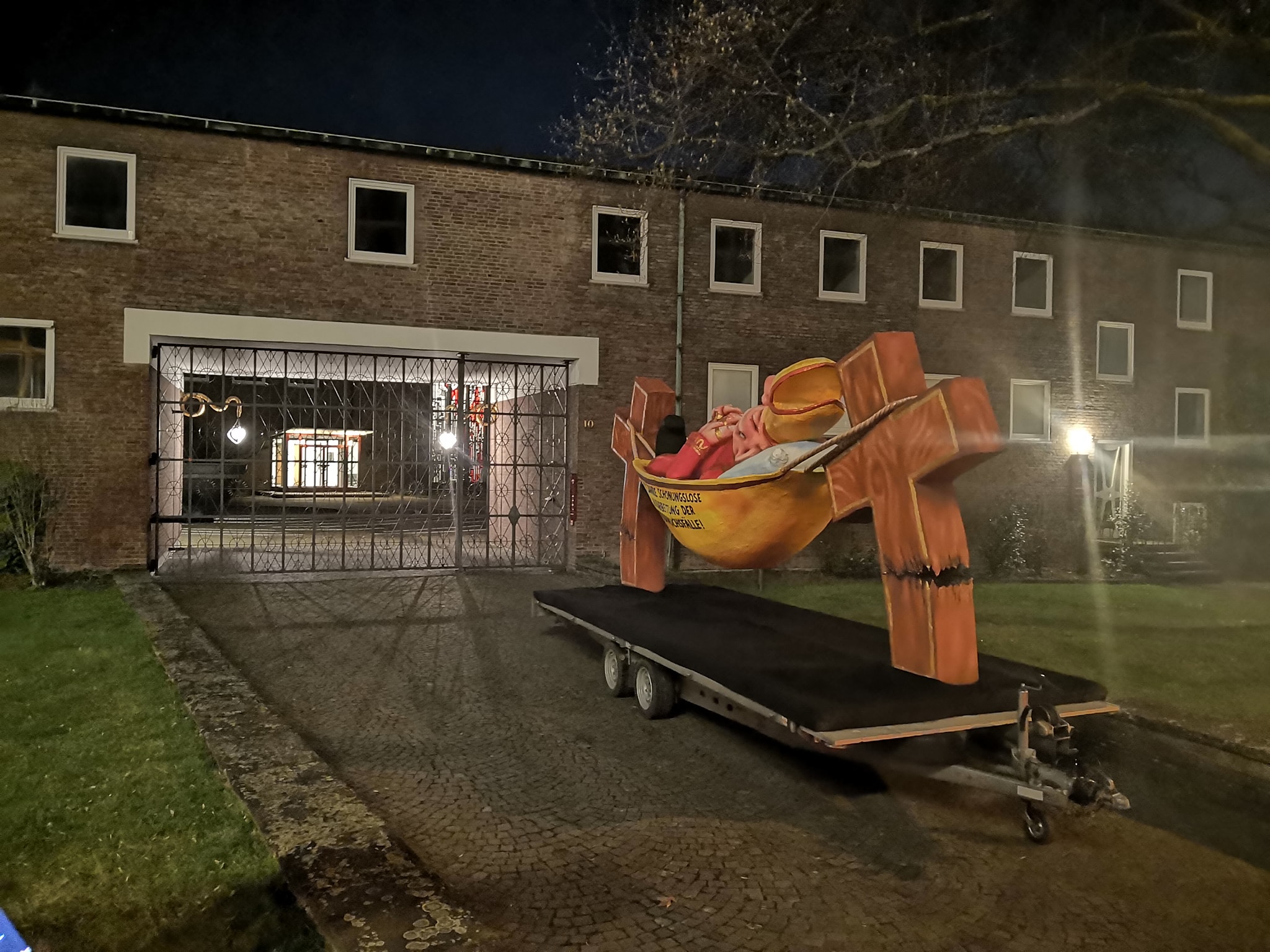 Der "Hängemattenbischof" in der erzbischöflichen Einfahrt