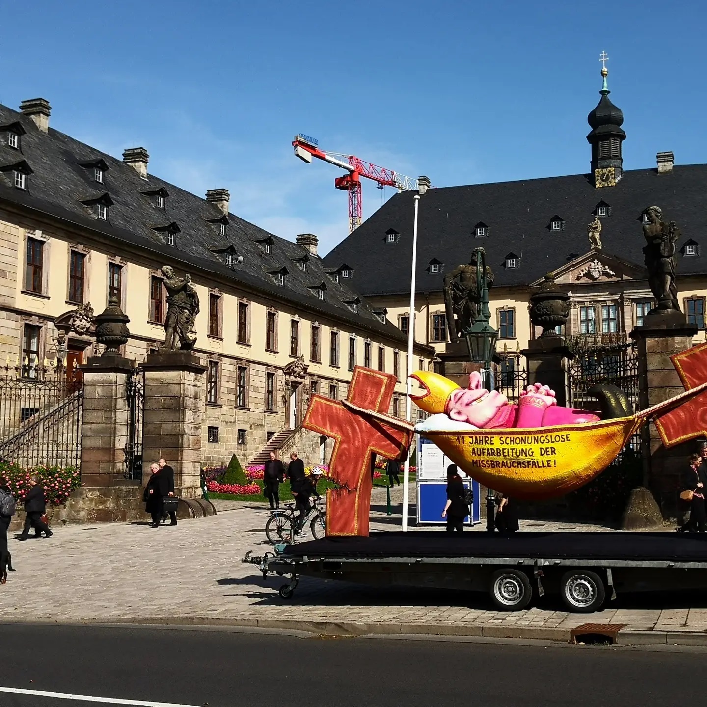 "Hängemattenbischof" vor dem Stadtschloss in Fulda