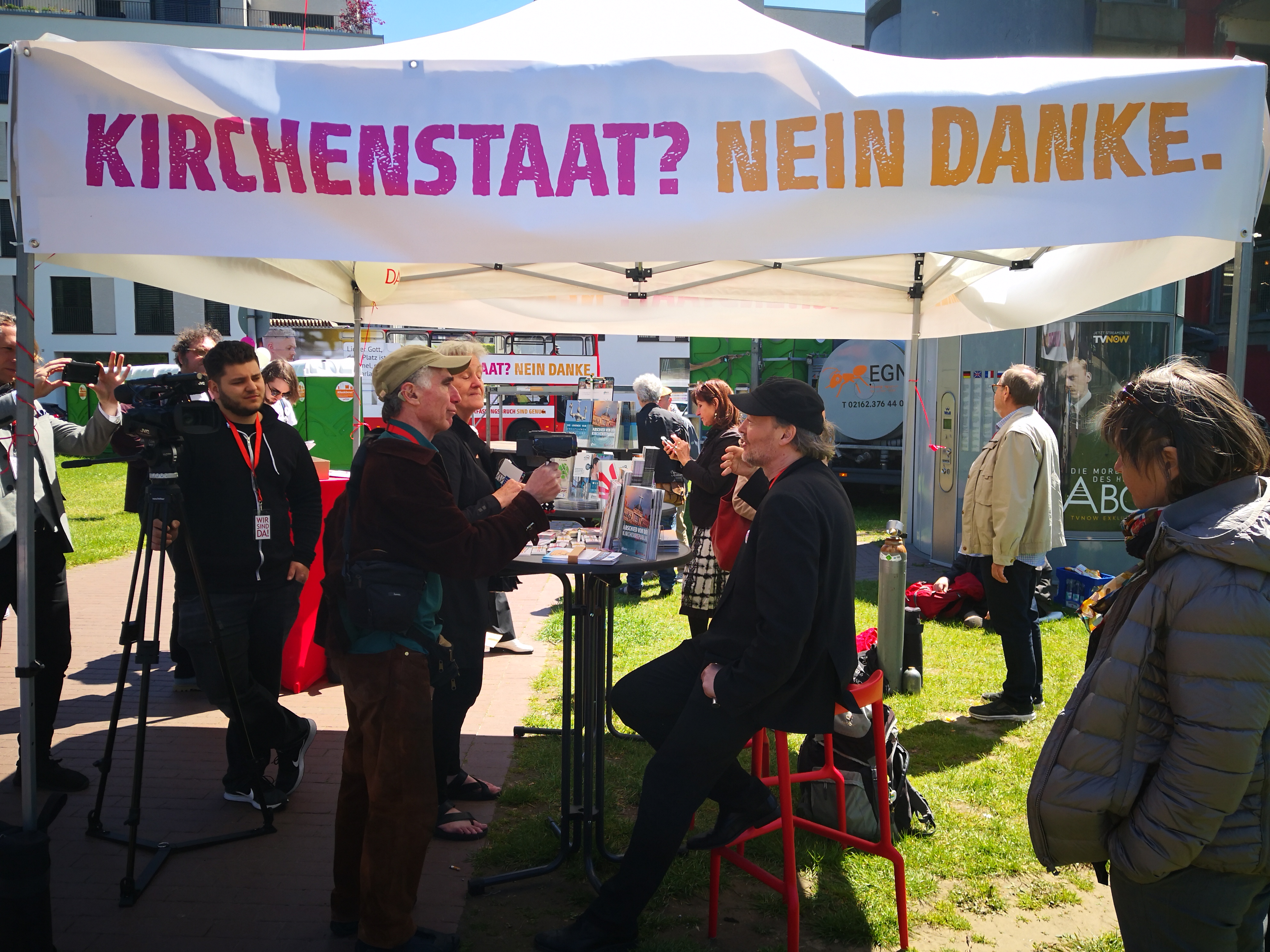 Infostand zwischen Landtag und Bus. Foto: © Maximilian Steinhaus