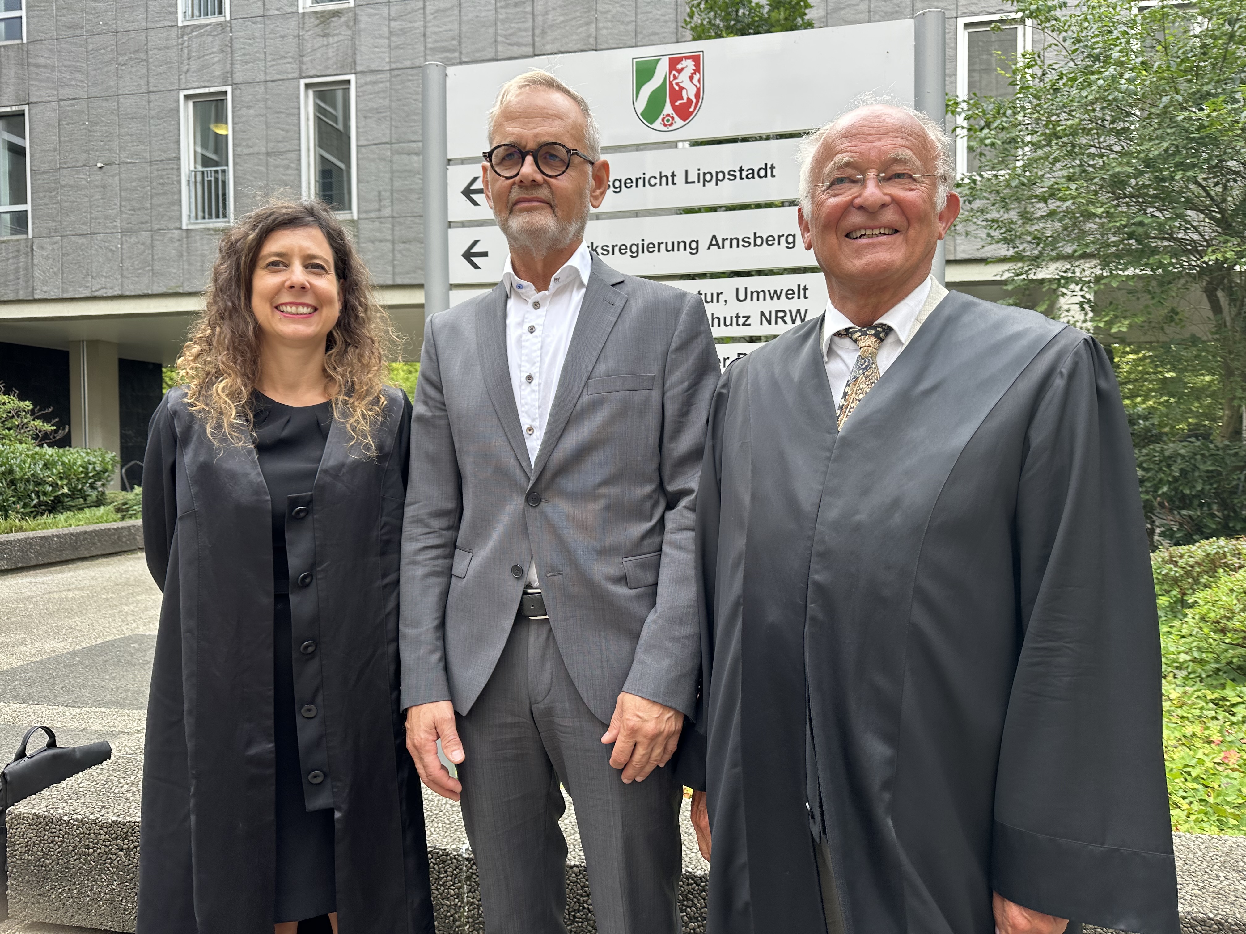 Joachim Volz (Mitte) mit seinen Rechtsvertretern Jessica Hamed, stellvertretende Direktorin des Instituts für Weltanschauungsrecht, und ifW-Beirat, Rechtsanwalt, Till Müller- Heidelberg. Foto: © Peter Kurz
