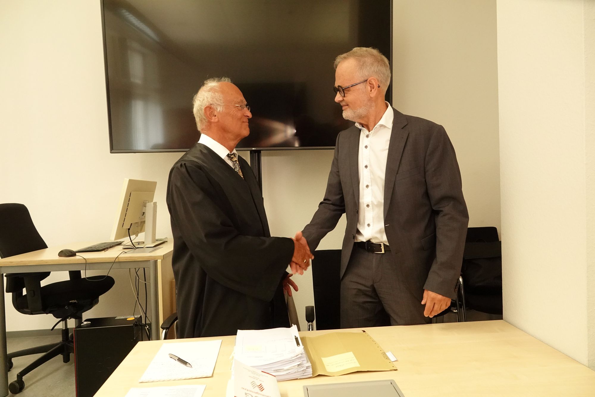 Joachim Volz mit seinem Anwalt Till Müller-Heidelberg