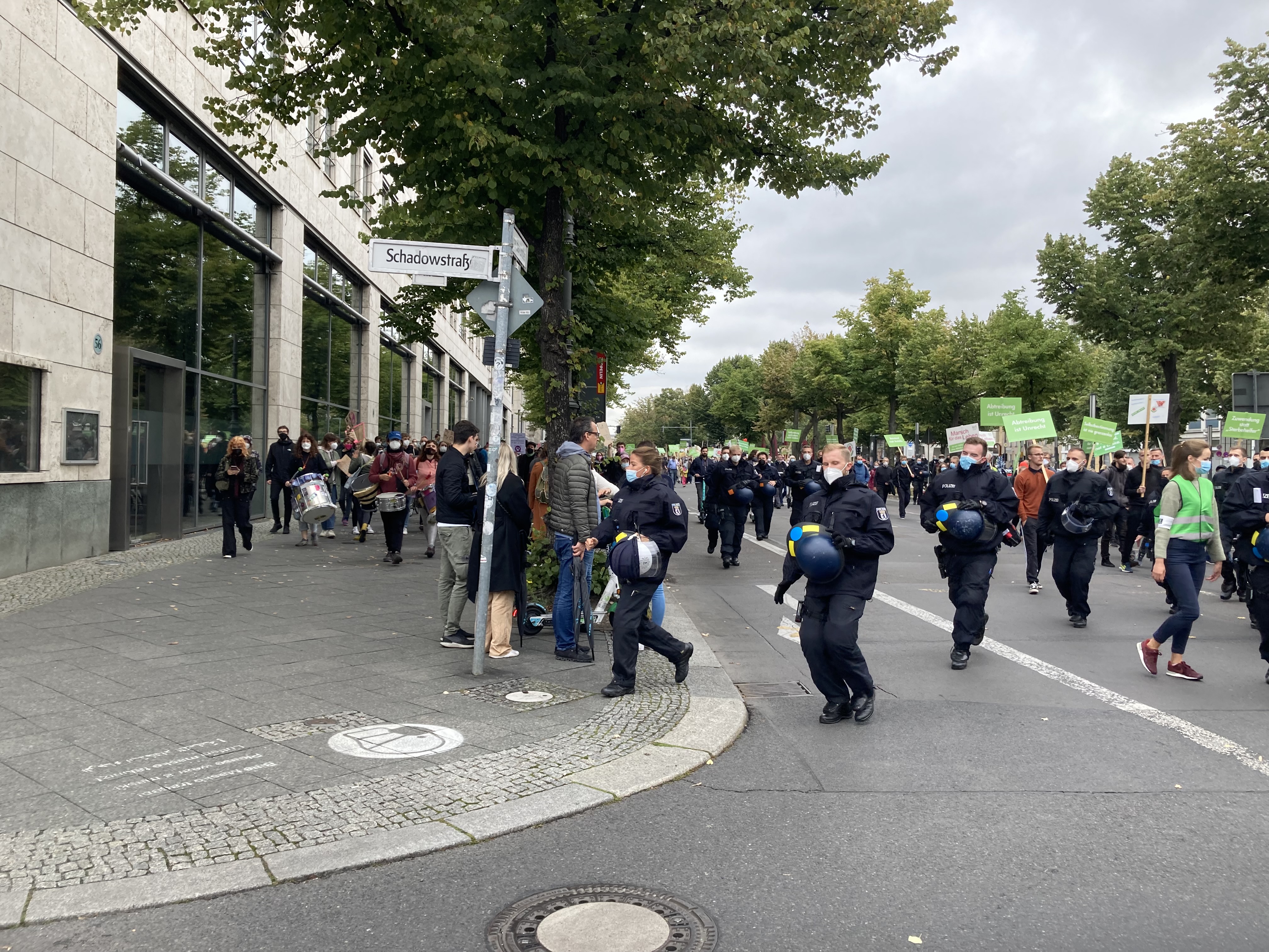 Die Polizei positionierte sich zwischen Pro-Life und Pro-Choice-Aktivisten