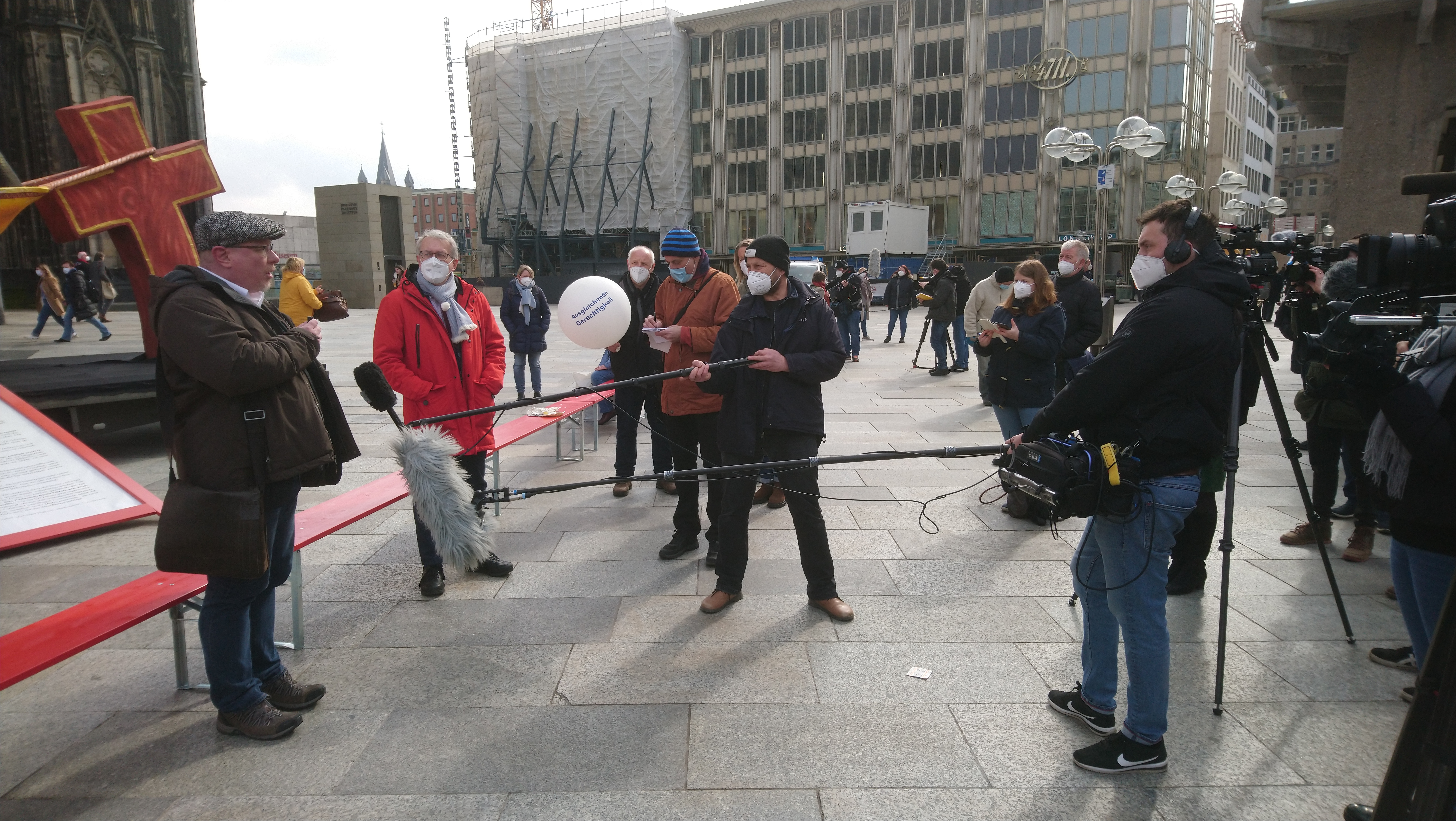 Pressekonferenz von Betroffeneninitiativen vor dem Kölner Dom