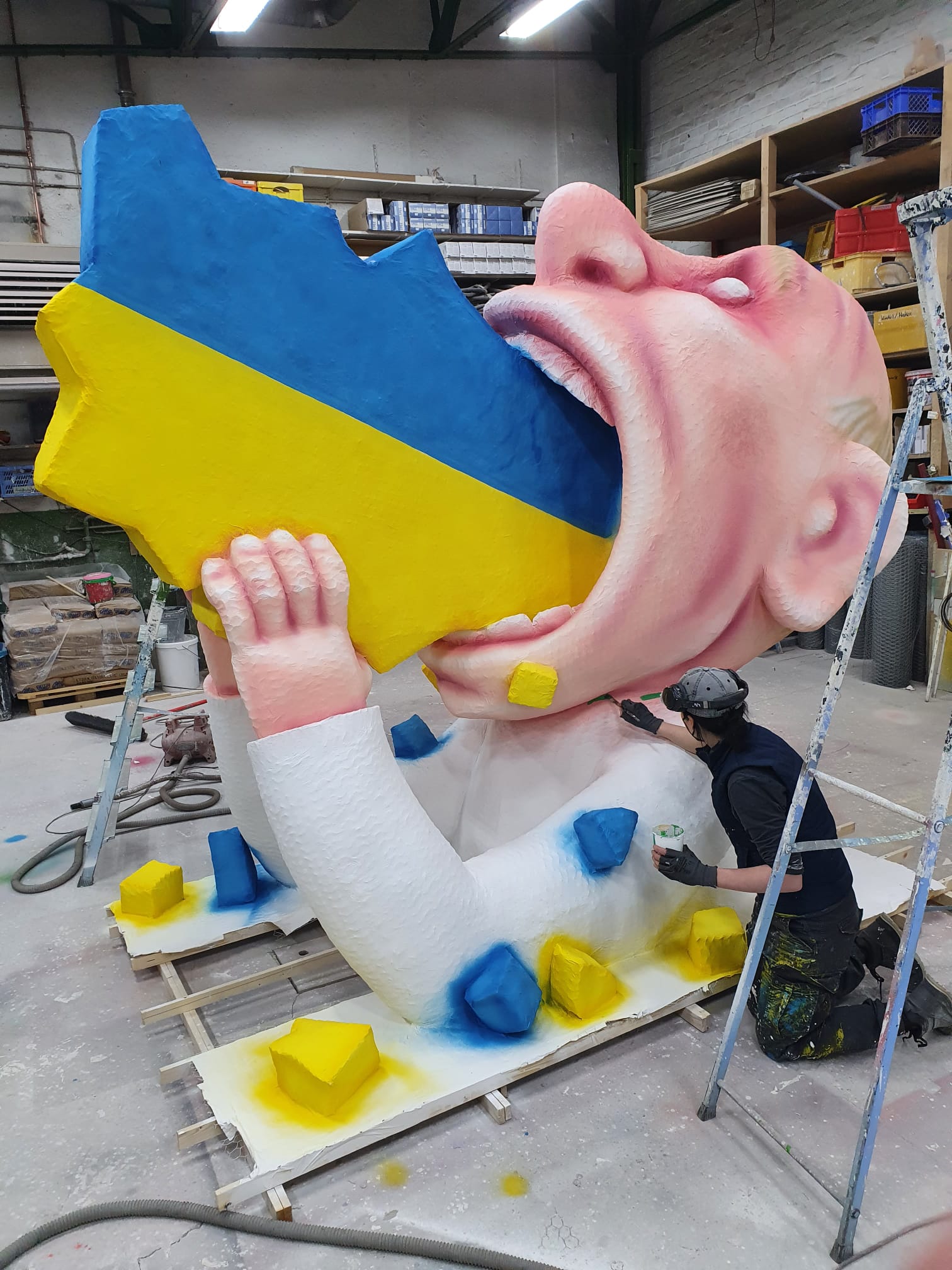 Die Putin-Figur wird bemalt