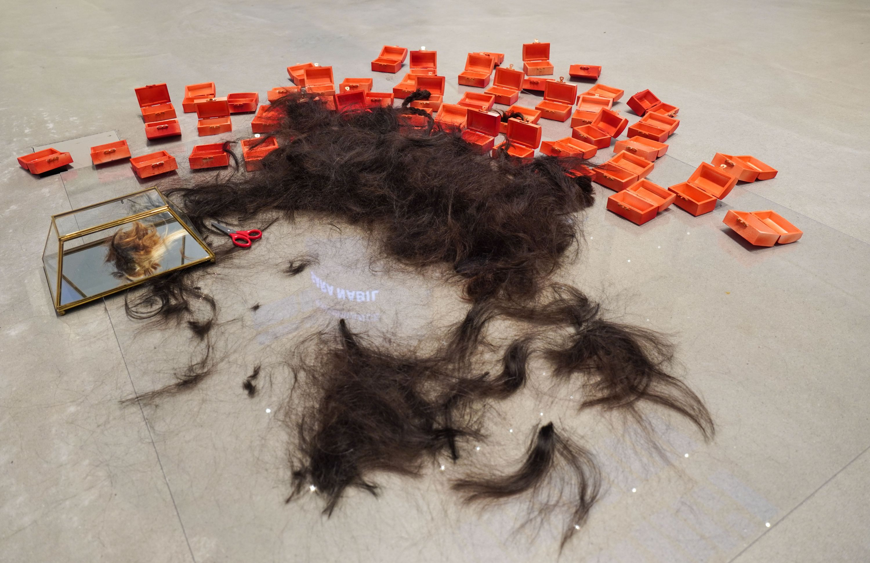 Die in der Kunstperformance abgeschnittenen Haare