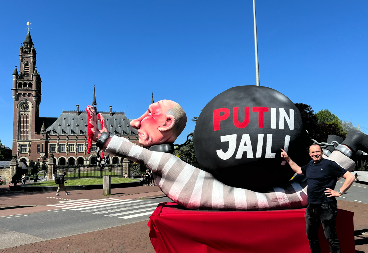 Tilly mit Putinfigur in Den Haag