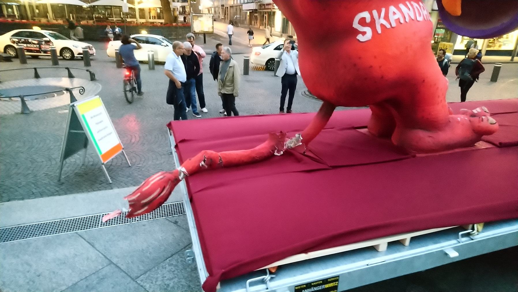 Abgerissener Schwanz der Teufelsfigur