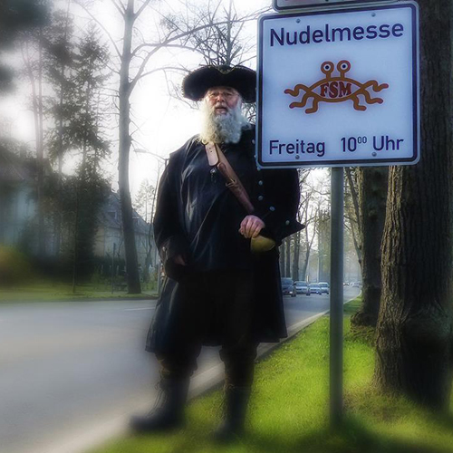 Bruder Spaghettus bei einem der Schilder
