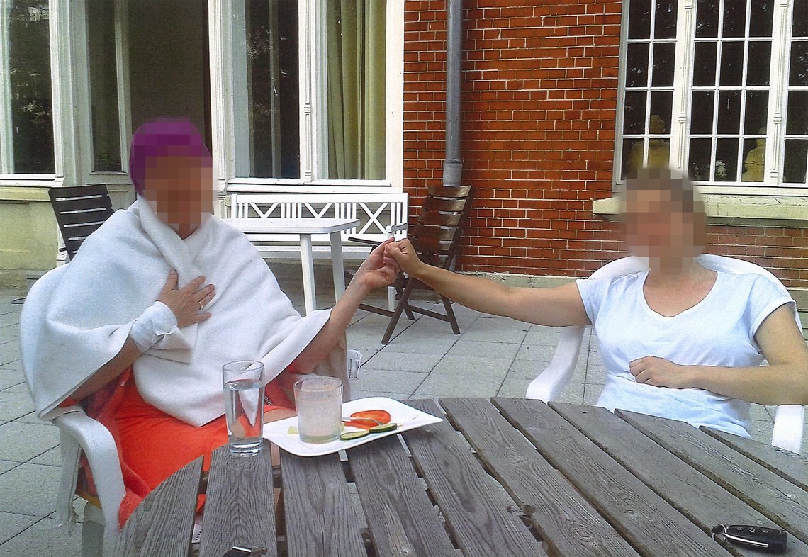 Die Patientin Maria Signer mit einer Krankenpflegerin im Zentrum der Heilerin Sabine Rohwer. Foto: privat