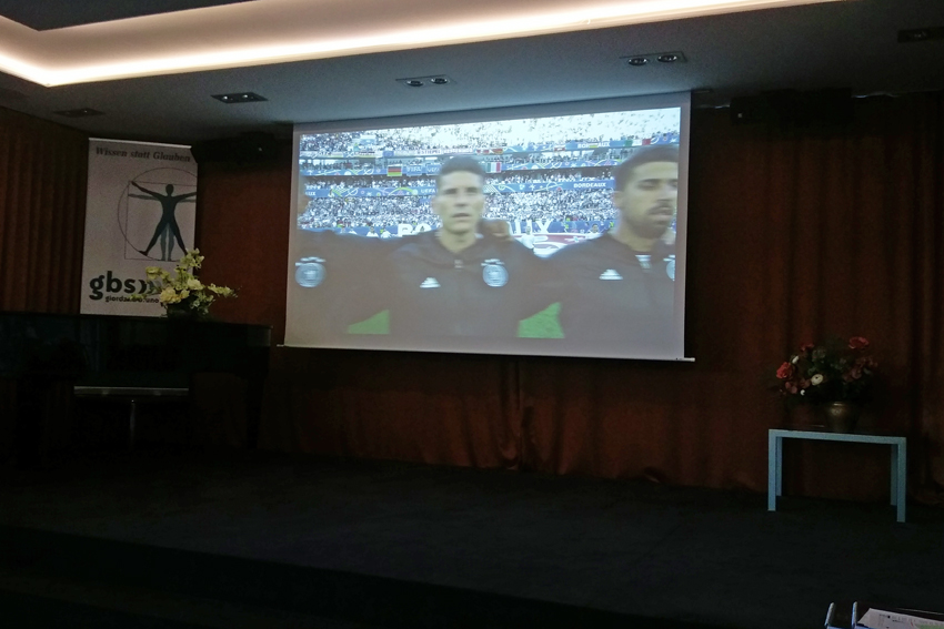 "Public Viewing" im Stammsitz der GBS