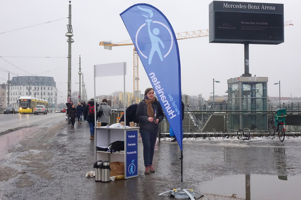 Sandra Pacholke beim Straßenwahlkampf in Berlin. Foto: © Evelin Frerk