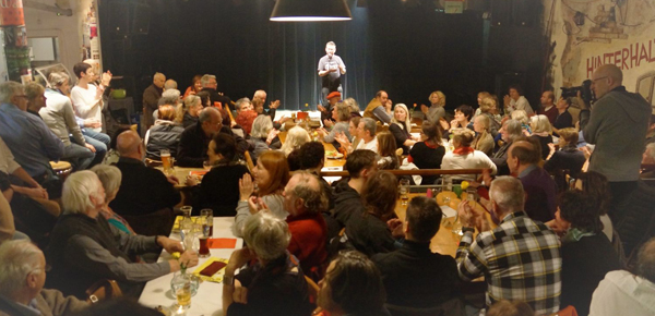 Voller Saal im "Hinterhalt", Foto: © David Farago