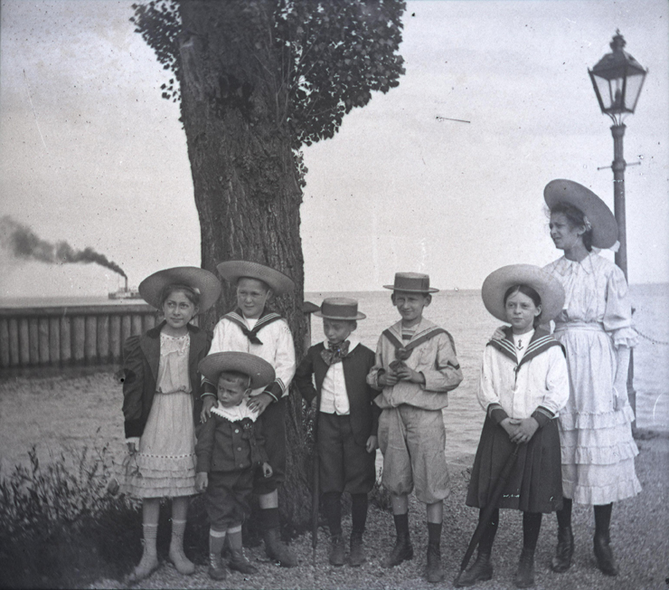 Sonntagsspaziergang im Hafen: Kinder der Familien Veit und Schatz im typischen "Sonntagsstaat" der wilhelminischen Gesellschaft um die Jahrhundertwende.