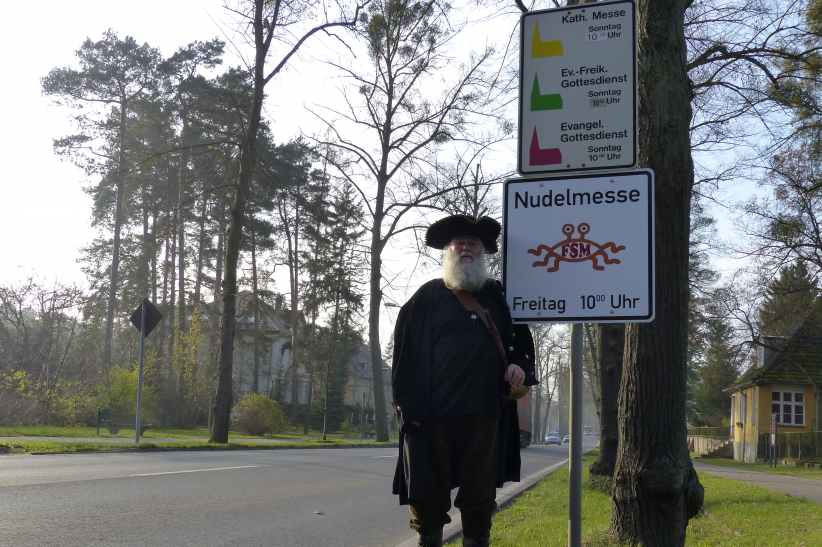 Bruder Spaghettus am Hinweisschild in Templin, Foto: KdFSM