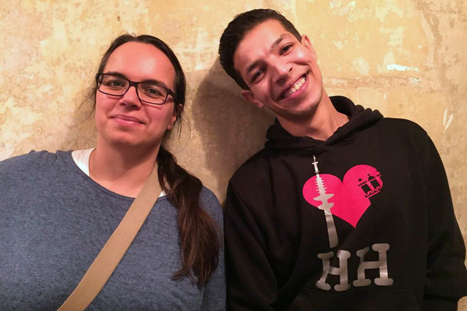 Simone Will und Nour Alissa bei einem UnterstützerInnentreffen von Hanseatic Help, Foto: S. Navissi