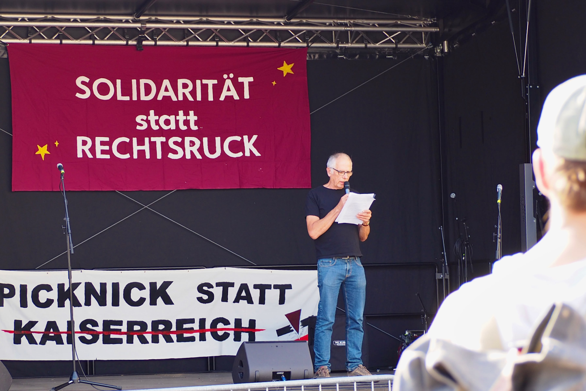 Bühne der Gegendemonstranten