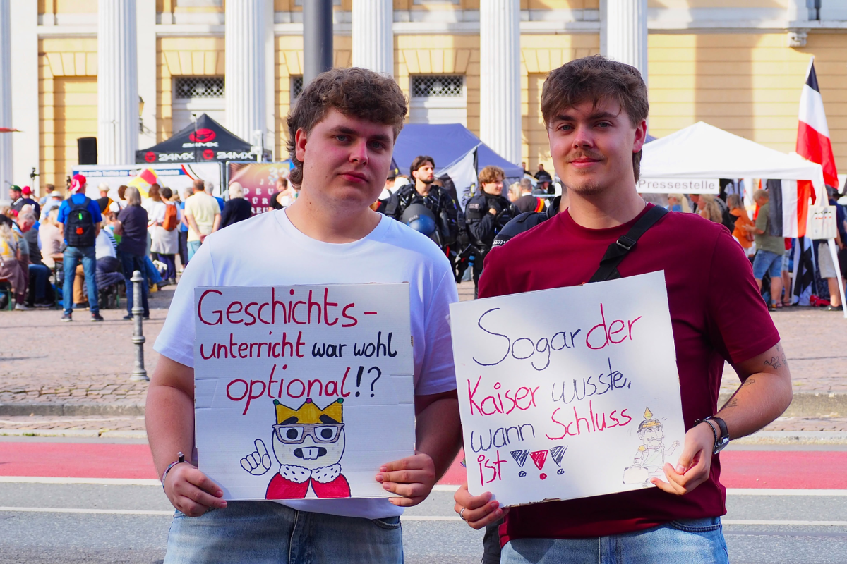 Zwei Gegendemonstranten