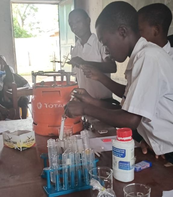 Kinder beim Experimentieren