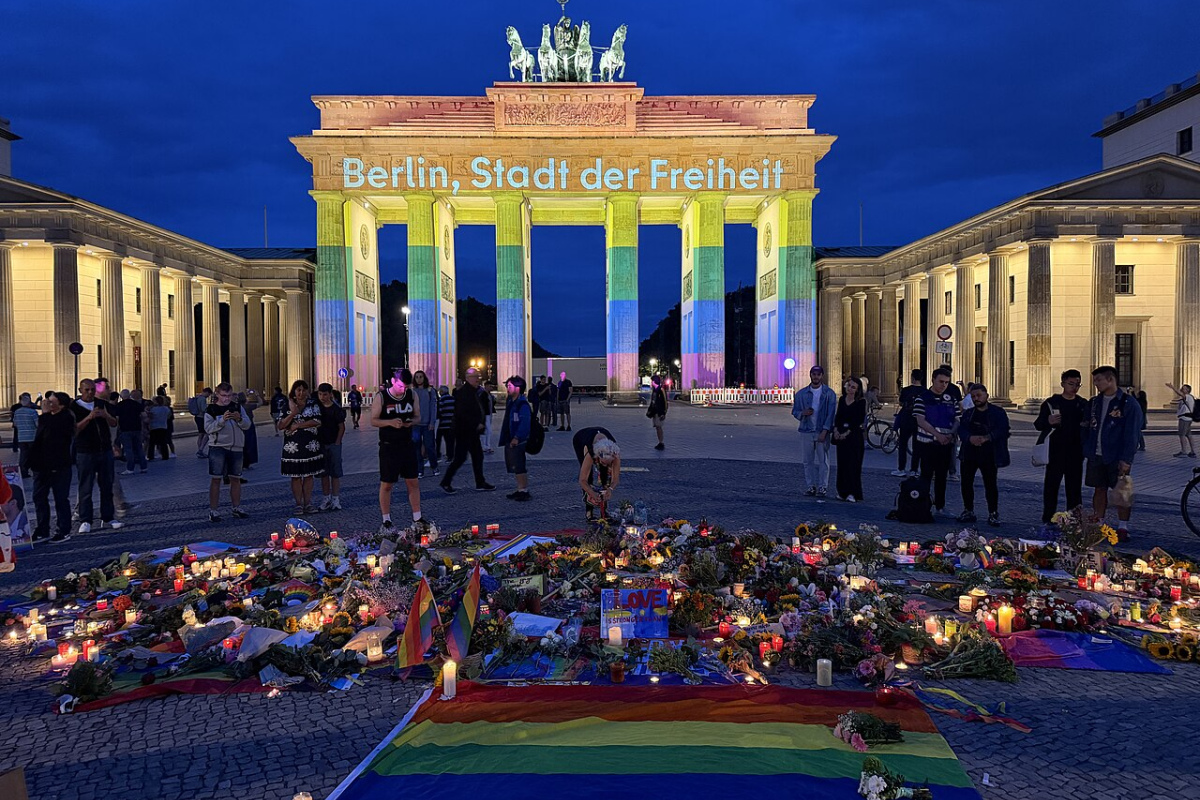 Brandenburger Tor in Berlin, in Regenbogenfarben angestrahlt, nach dem Anschlag vom 25.07.2026.