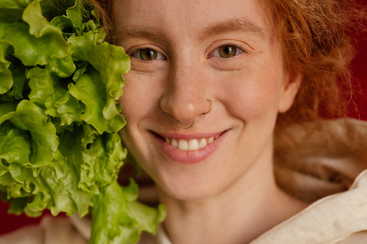 Junge Frau mit Salat