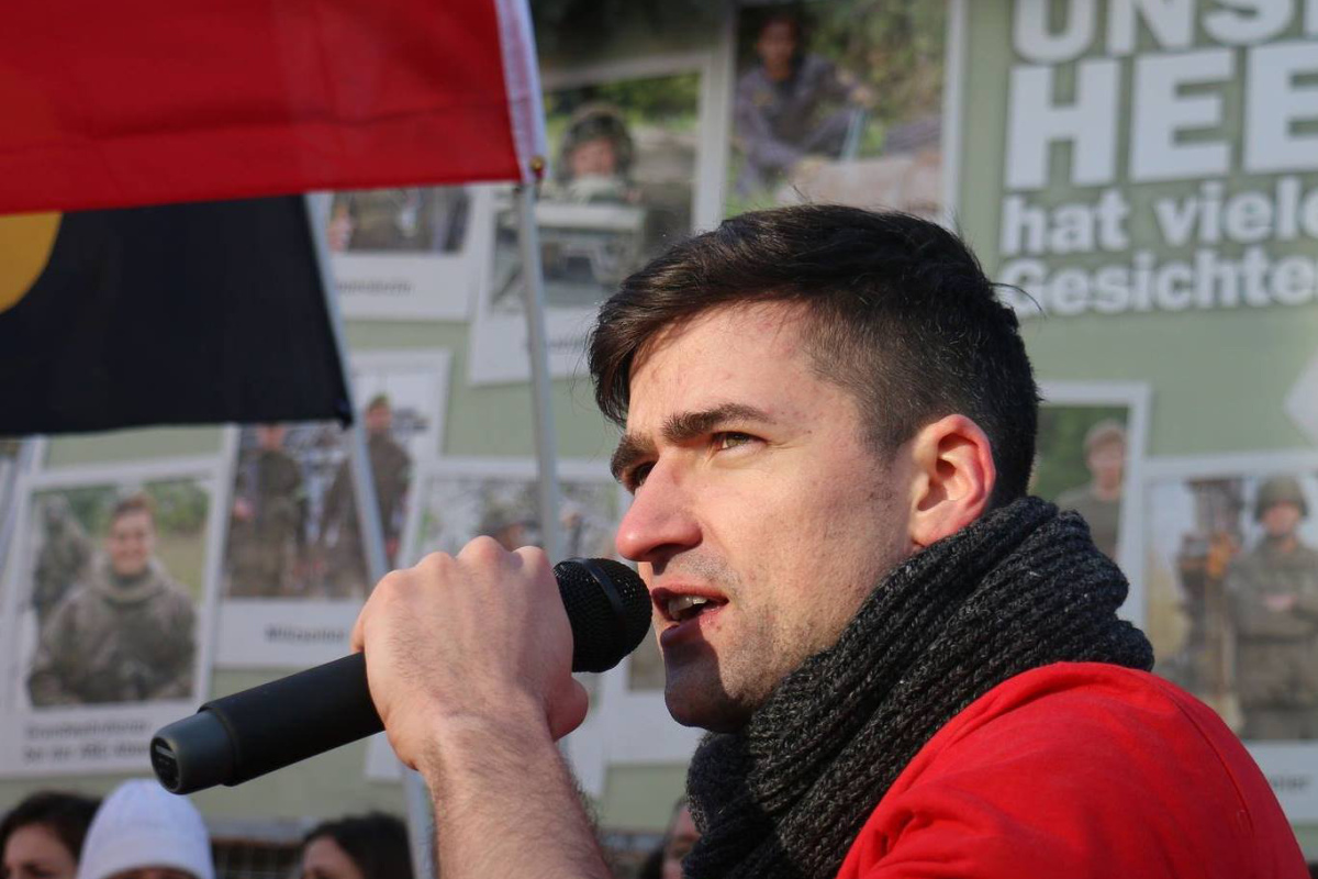 Martin Sellner mit Mikrofon