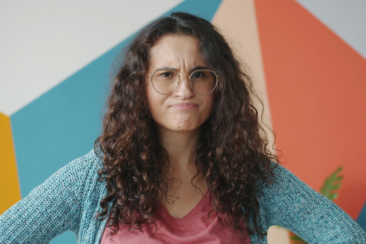 Skeptisch blickende Frau