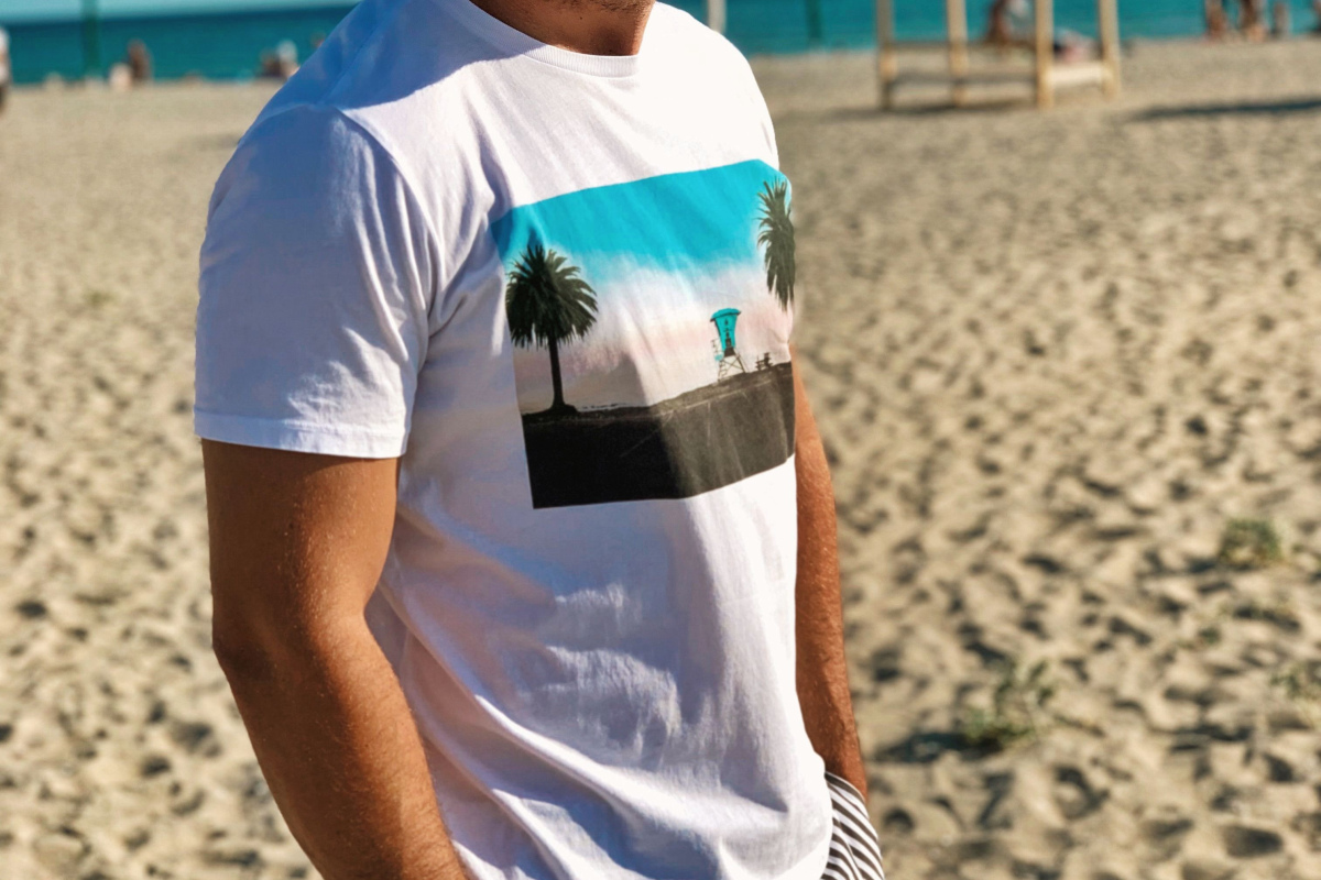 Mann mit Strand-T-Shirt
