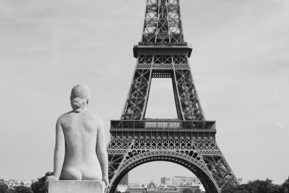 Nackte Frauenstatue und Eiffelturm