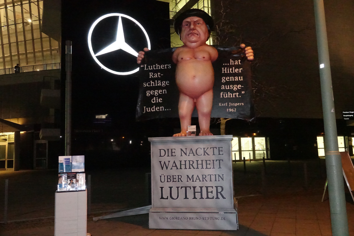 Der Nackte Luther vor der Mercedes-Benz-Arena
