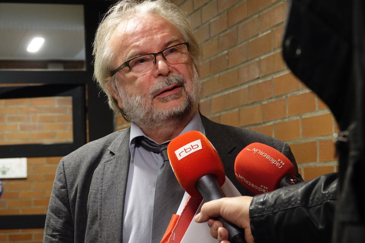 Nach der Verhandlung: RA Walter Otte stand den Medien für Interviews bereit.