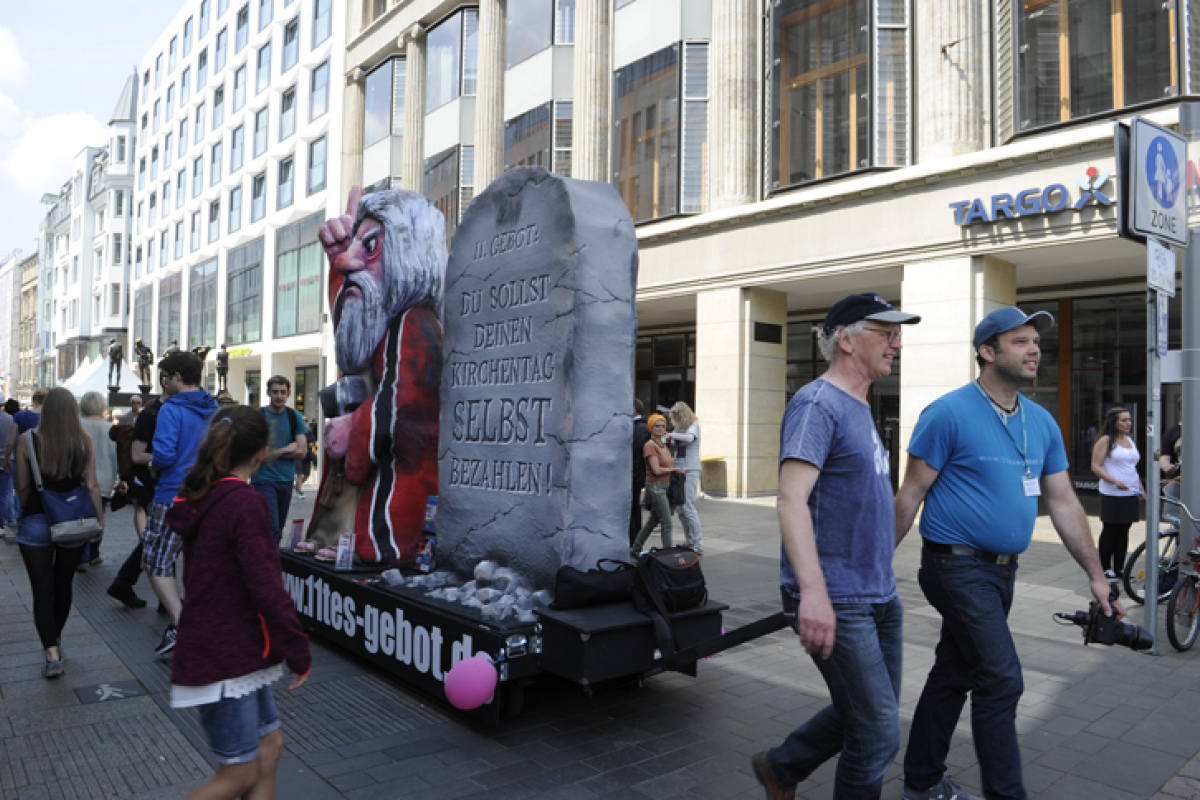 Trotz 'Sicherheitsbedenken' zieht Moses durch die Innenstadt