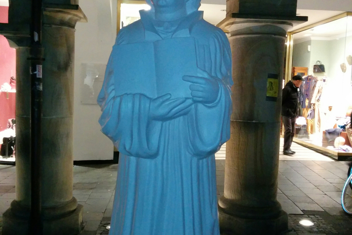Bitte bekritzeln: Weiße Luther-Statue