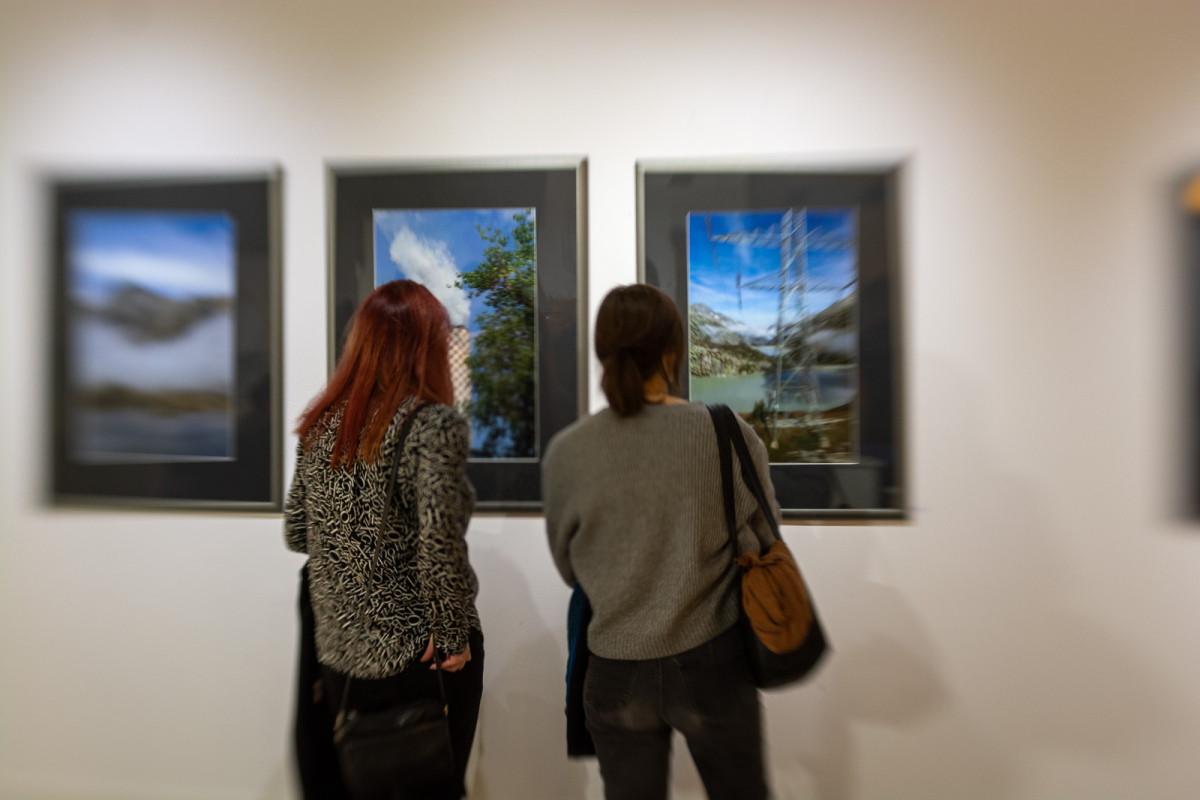 Besucher vor den Fotos von Peter Menne