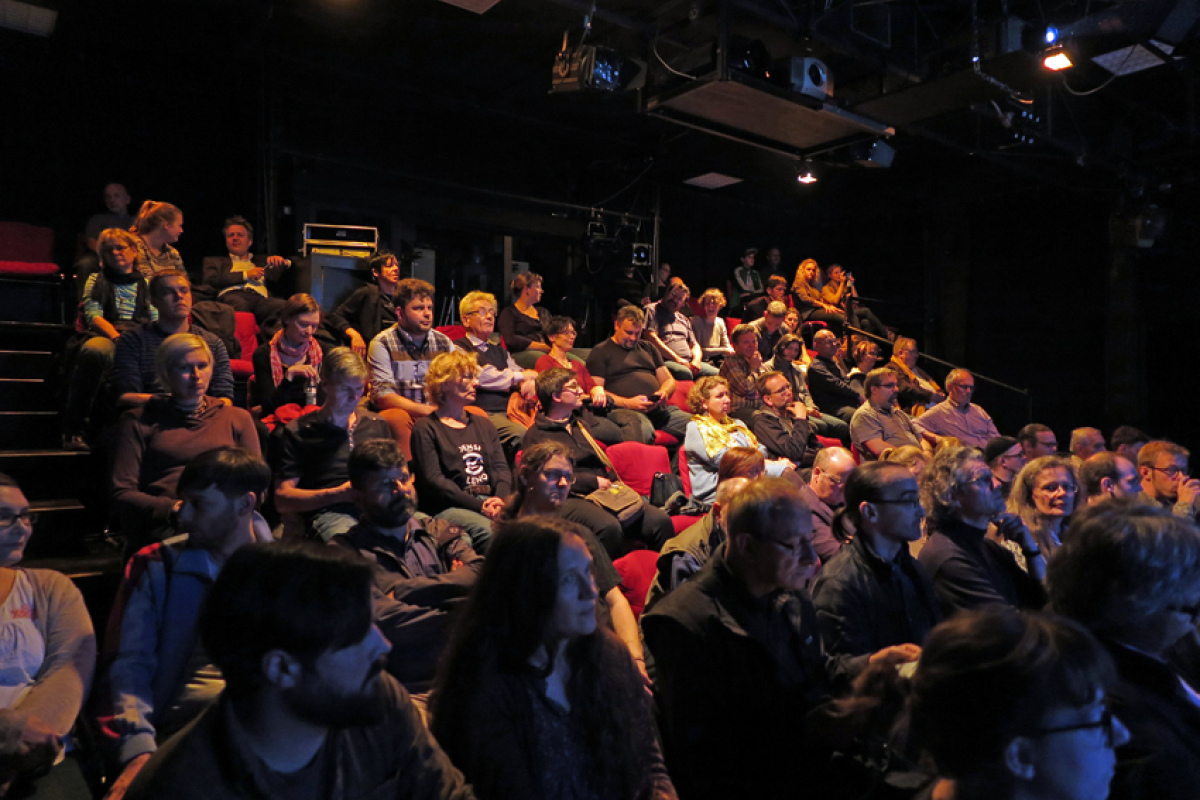 voll besetzter Saal