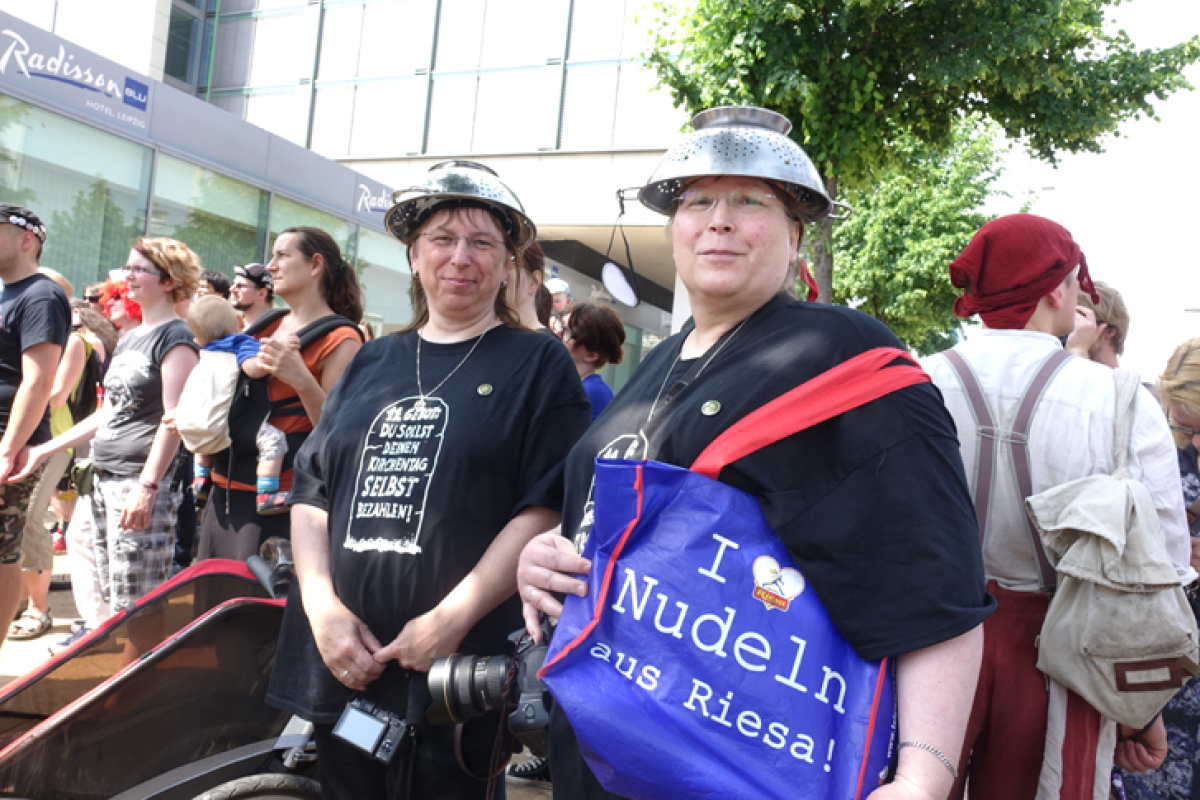 ...und jede Menge kreative Kopfbedeckungen