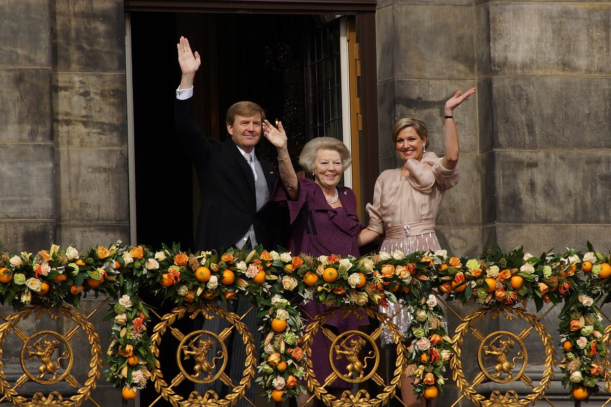 König Willem-Alexander, Ex-Königin Beatrix und Königin Máxima nach dem Thronwechsel am 30. April 2013 in Amsterdam.