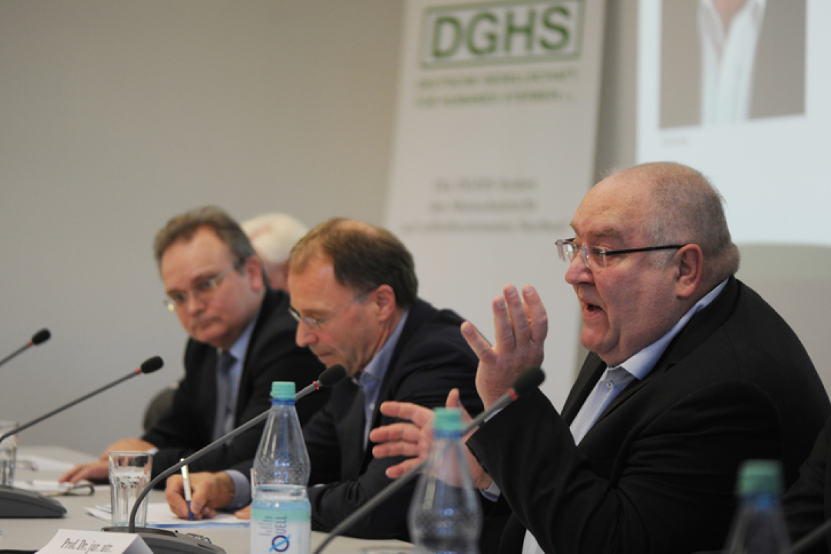 Das Podium: Prof. Dr. jur Frank Salinger, Prof. Dr. jur. Reinhard Merkel, Prof. Dr. jur. utr. Thomas Fischer (v.l.n.r.), verdeckt: Prof. em. Dr. jur. Rolf Dietrich Herzberg