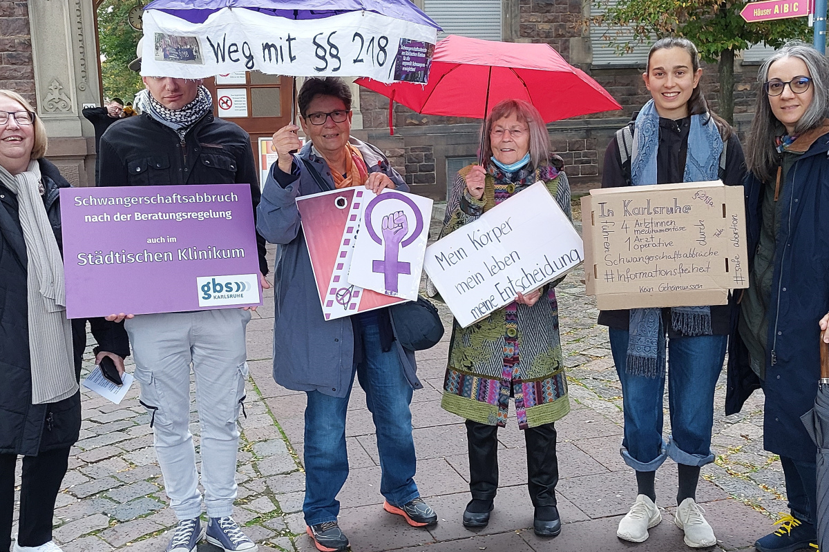 Demonstration vor dem Städtischen Klinikum Karlsruhe
