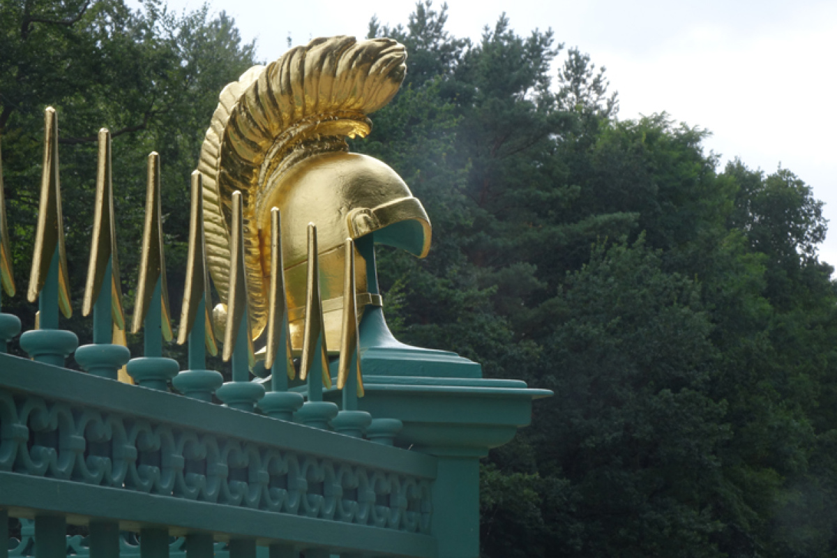 Am Obelisk die zackige Einfriedung 