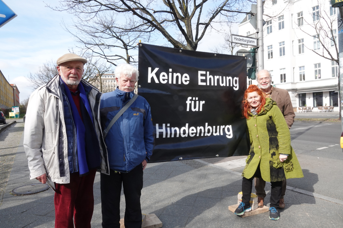 Wolfram Kastner mit weiteren Mitgliedern der "Initiative Edith Jacobson"