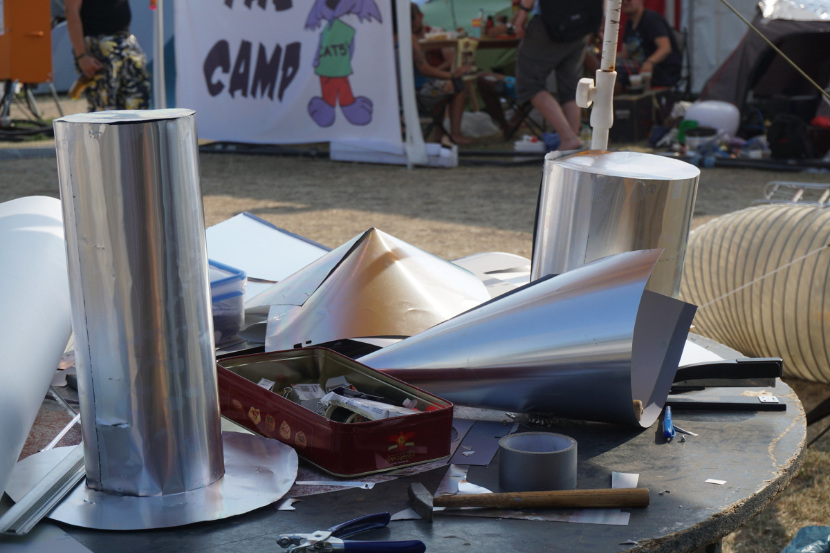 Aluhut-Basteln beim #cccamp2015