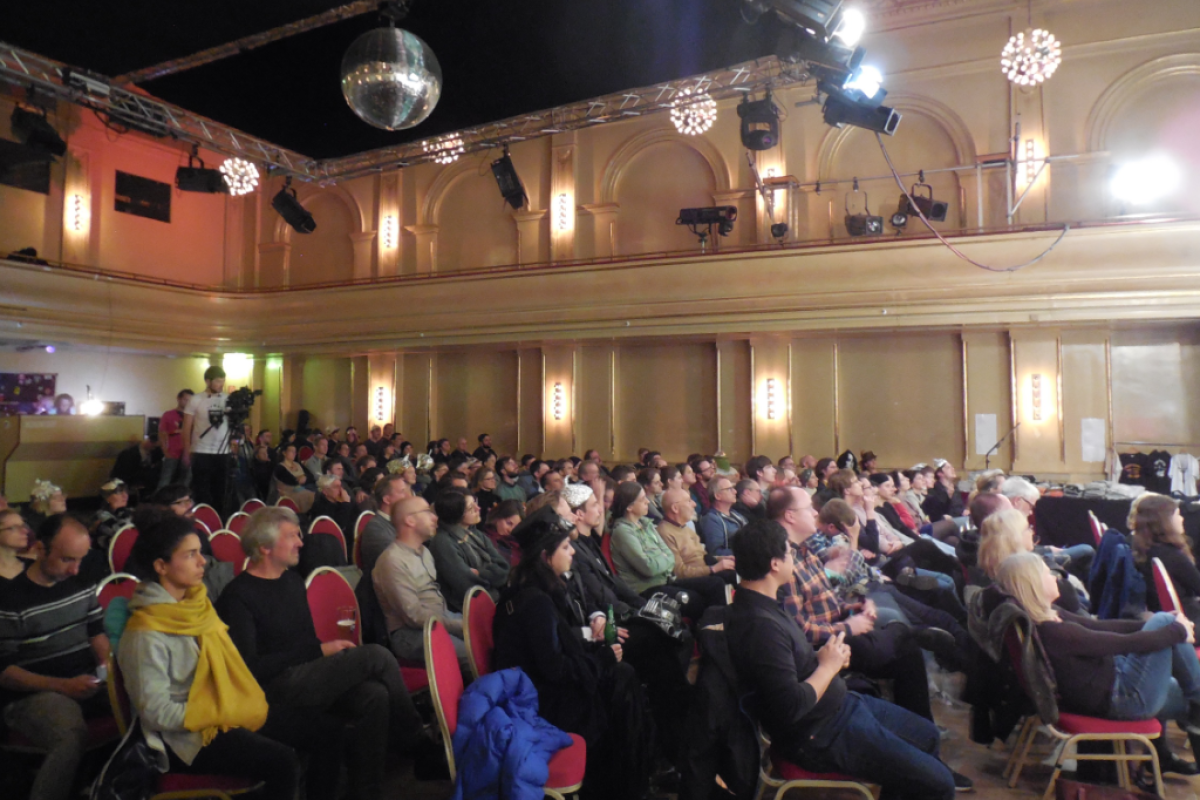 Der große Saal im Heimathafen Neukölln war voll.