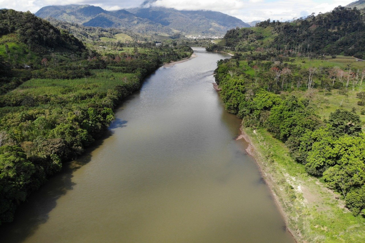 Der Amazonas fließt durch das Gebiet, in dem indigene Stämme leben.