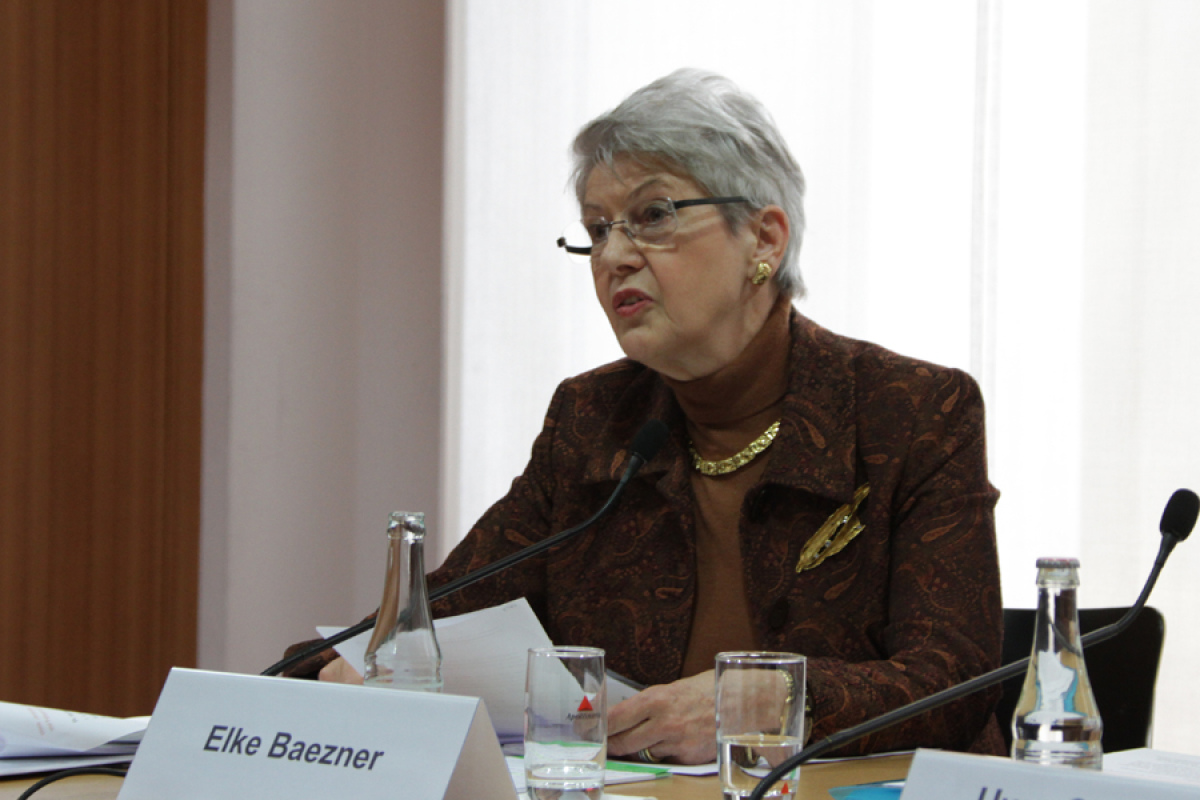 Elke Baezner