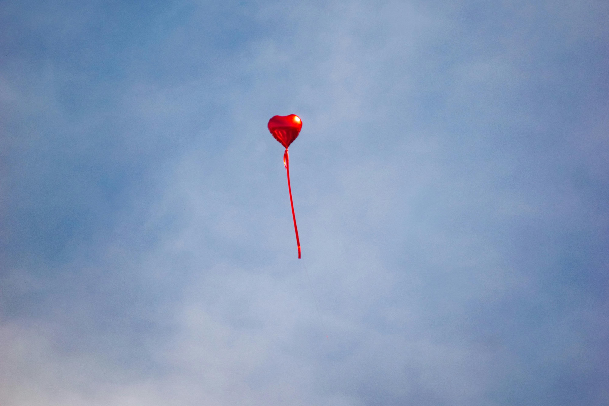 Ein Luftballon steigt in die Lüfte
