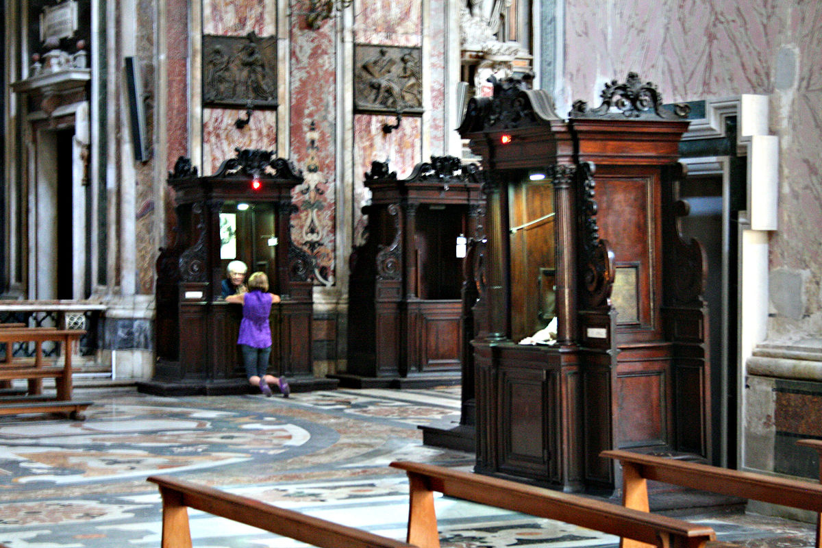 offene Beichtstühle in der Kirche Gesù Nuovo, Neapel
