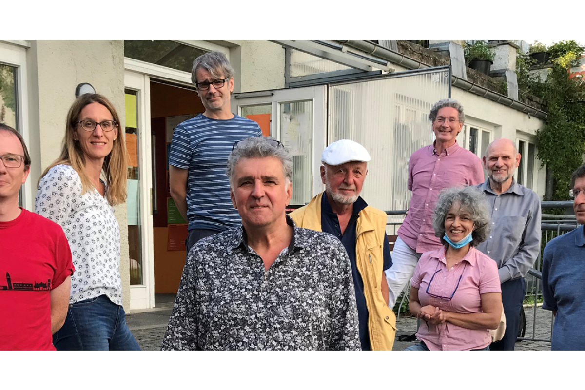 Der Vorstand des bfg München vor dem "EineWeltHaus"