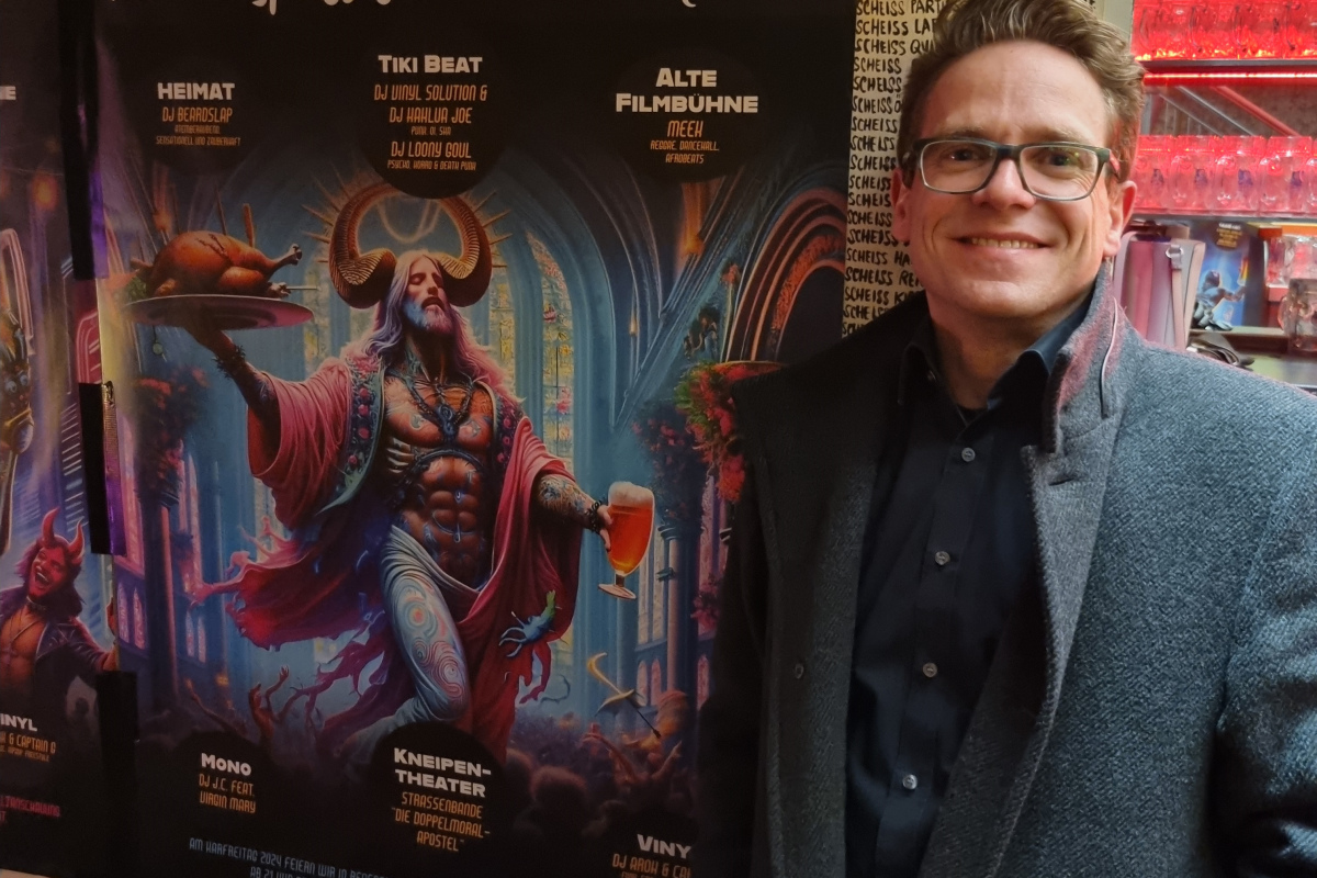 Veranstalter Armin Schmid vor einem der Plakate