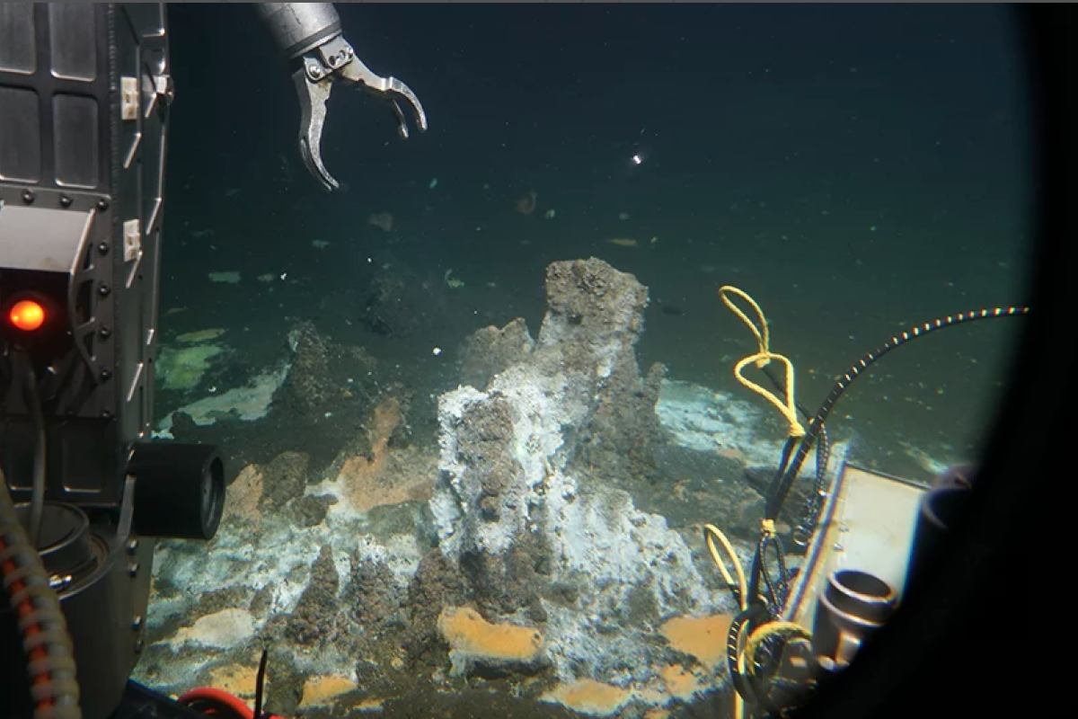 Kleines rotbraunes Massiv aus zusammengebackenen, ölgesättigten Sedimenten