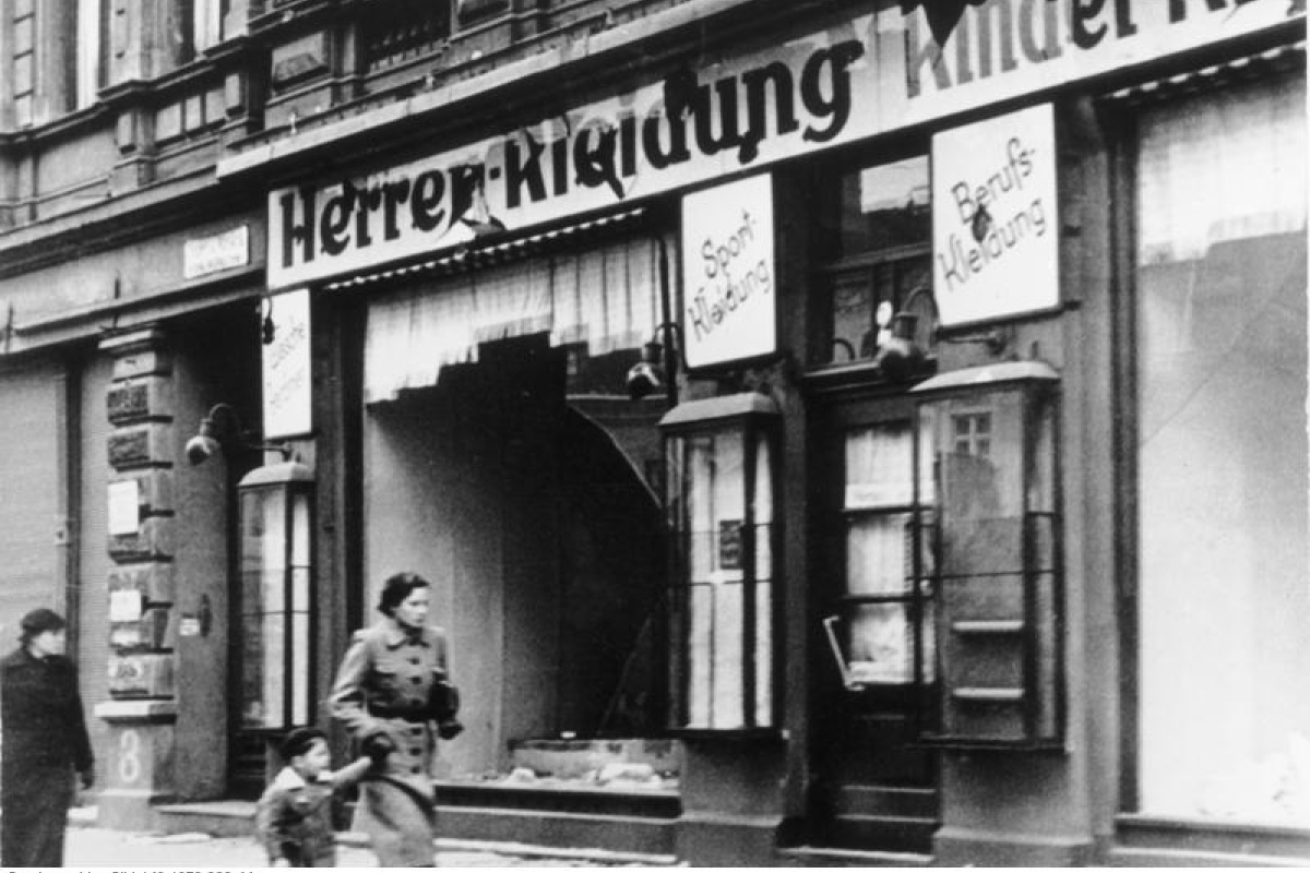 Zerstörtes jüdisches Geschäft in Magdeburg, November 1938